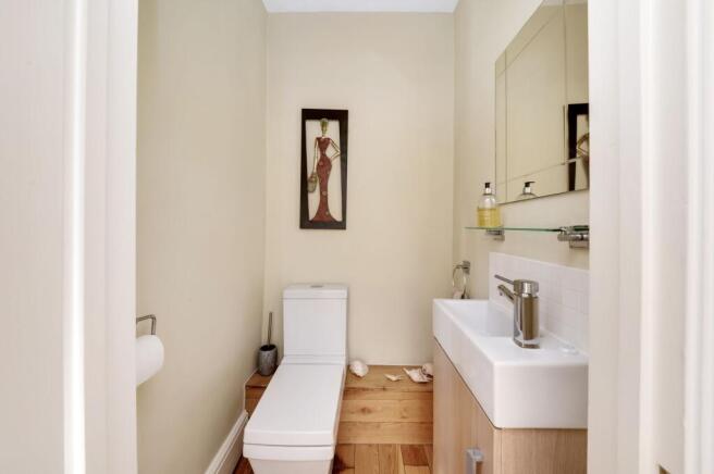 5 bed Detached for sale Image 11
