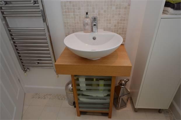 CONTEMPORARY SINK UNIT IN BATHROOM