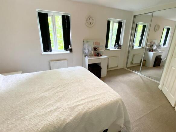 3 bed Town House for sale Image 9