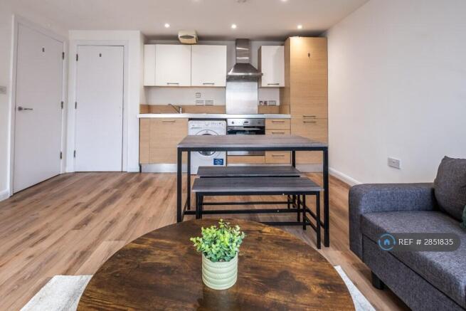 2 bed Flat to rent Image 8