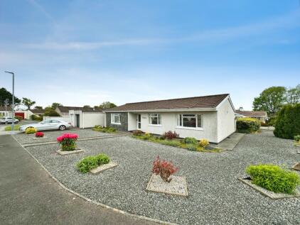 Camborne, Spacious levelled bungalow with enclosed garden