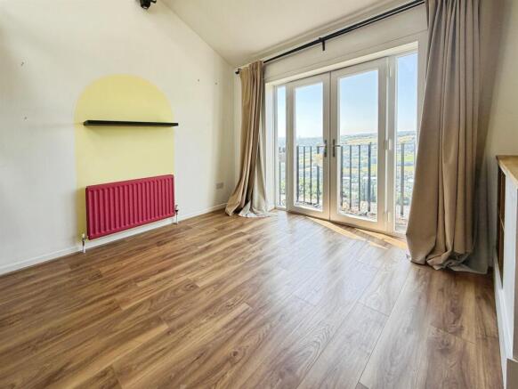 3 bed Apartment for sale Image 5