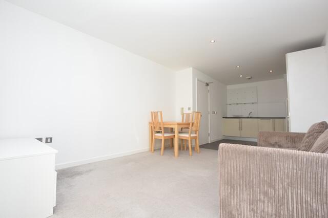 2 bed Apartment to rent Image 5