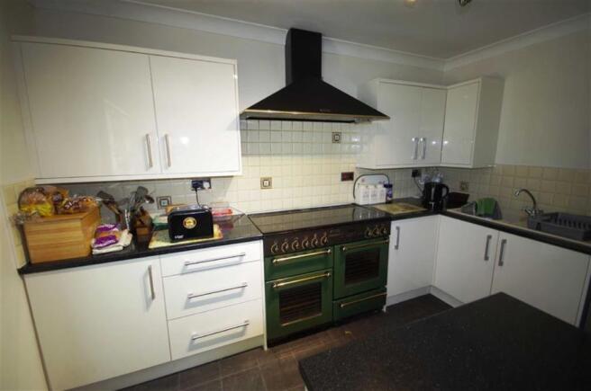 SPACIOUS LIVING KITCHEN