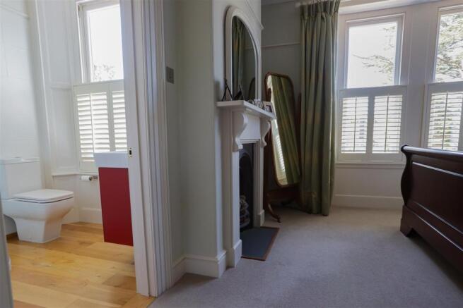 EN-SUITE SHOWER ROOM