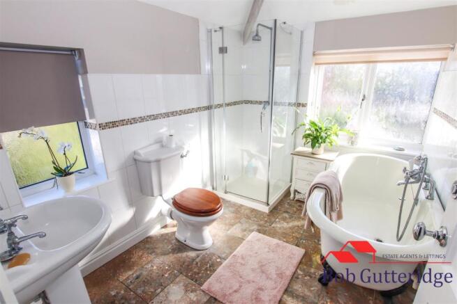 FIRST FLOOR FOUR PIECE BATHROOM