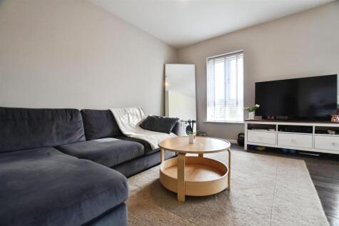 Village Green Way, Kingswood, Hull