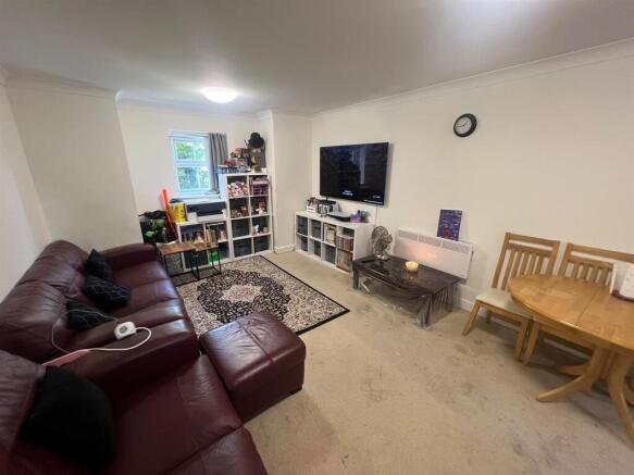 Lounge/Dining