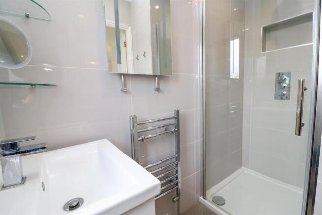 En Suite (Bedroom 1)