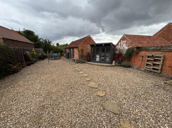 2 bed Semi-Detached to rent Image 8