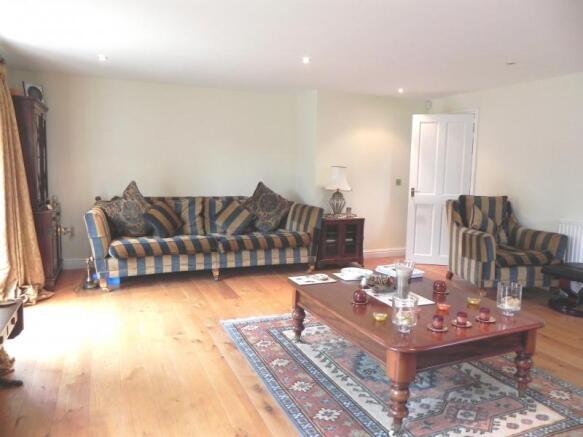 https://s3-eu-west-1.amazonaws.com/propertylab/allanmorris/property-images/standard/3742_Messuage House - Sitting Room 3.JPG