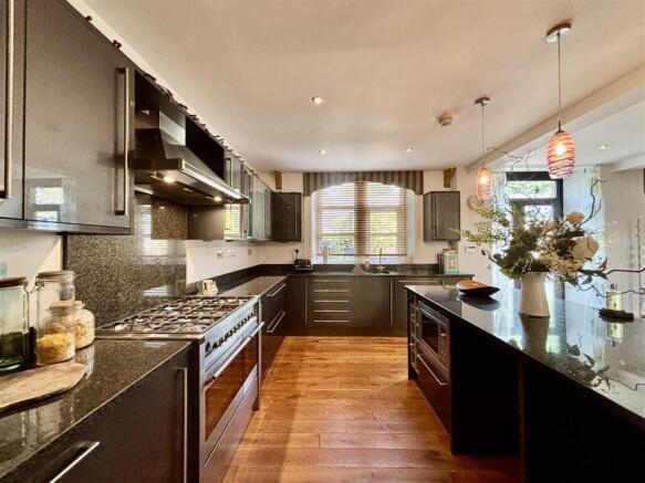 5 bed Mews for sale Image 5