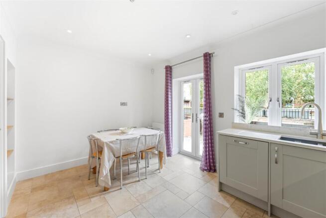 5 bed Town House for sale Image 7