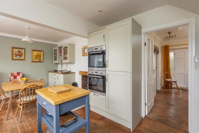 Manor Park 18 Kitchen-5.jpg