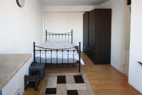 Armfield Crescent, Mitcham