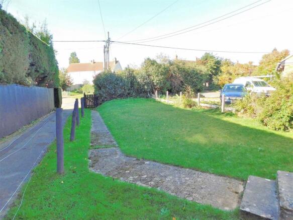 FRONT GARDEN.JPG