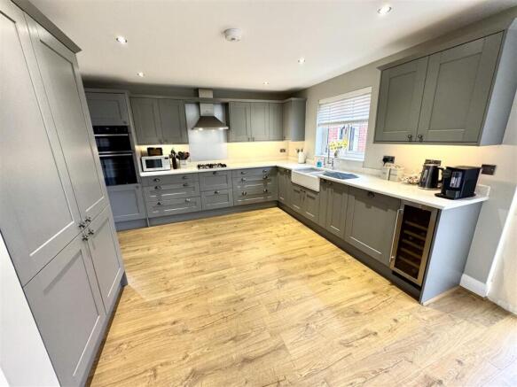 KITCHEN/DINING ROOM