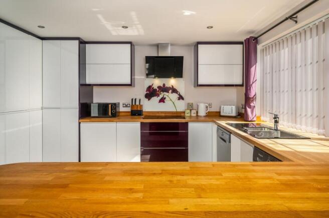 4 bed Detached for sale Image 9