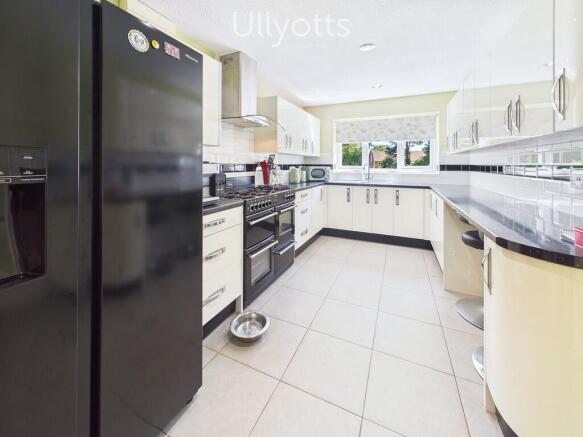 4 bed Detached for sale Image 6
