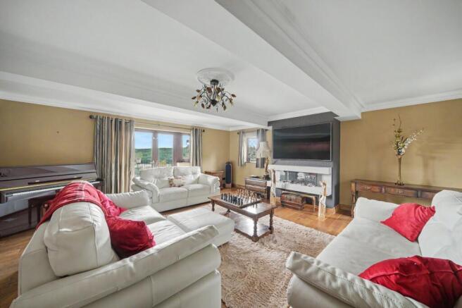 5 bed Detached for sale Image 6