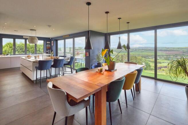 6 bed Detached for sale Image 10
