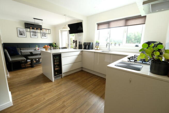 KITCHEN/DINING ROOM