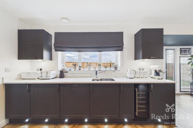 6 bed Detached for sale Image 9