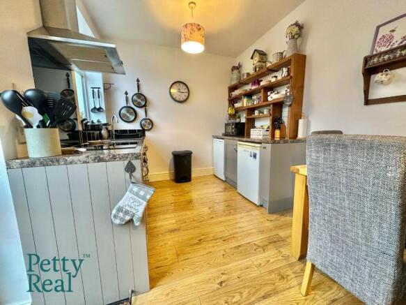 3 bed Semi-Detached for sale Image 8