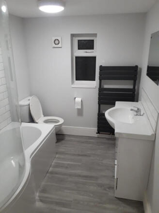 4 bed House to rent Image 4