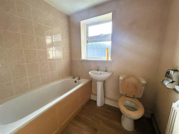 56 Martins Croft - Bathroom.jpg