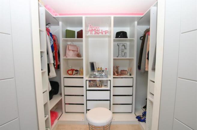 WALK IN DRESSING AREA