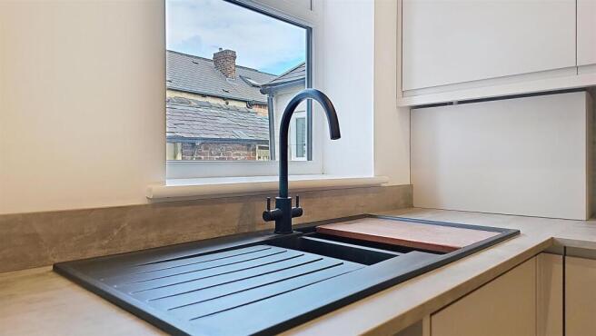 3 bed Terraced to rent Image 5