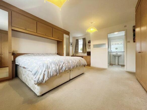 Master bedroom Photo 2