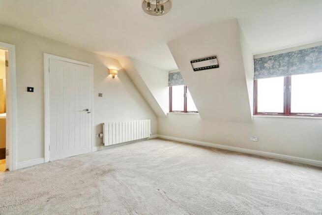 5 bed Detached for sale Image 11