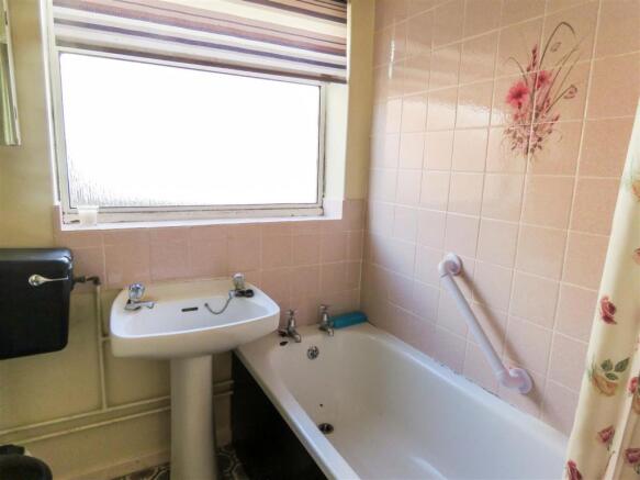 BAthroom.JPG