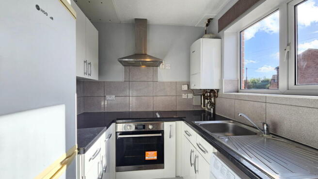 Walton Way, Newbury, RG14 2LL photo 4