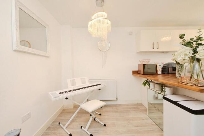 3 bed Semi-Detached for sale Image 10