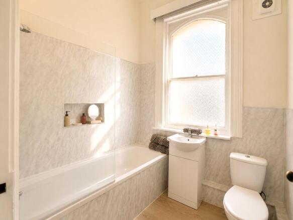 2 bed Apartment to rent Image 9