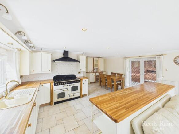 4 bed Semi-Detached for sale Image 8