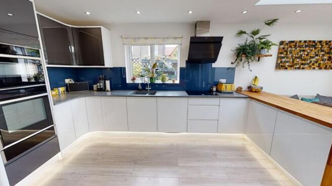 KITCHEN/LOUNGE/DINING ROOM