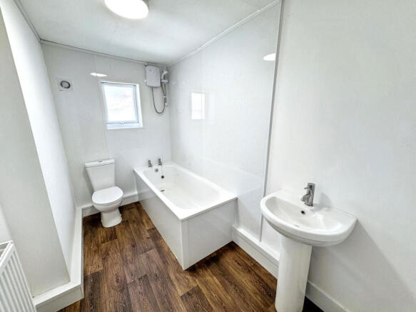 3 bed Terraced to rent Image 5