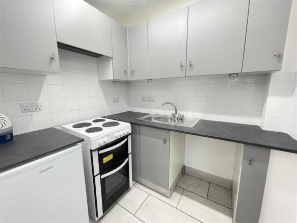 Marshmead Close, Clarendon, Salisbury photo 4