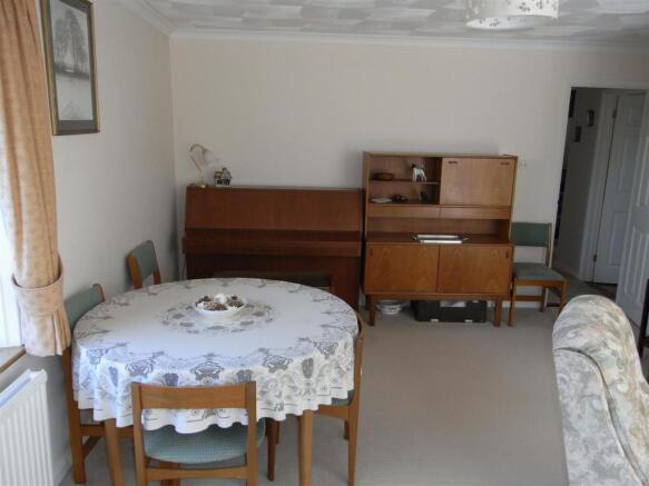 LOUNGE/DINING ROOM