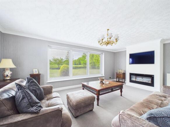 4 bed House for sale Image 4