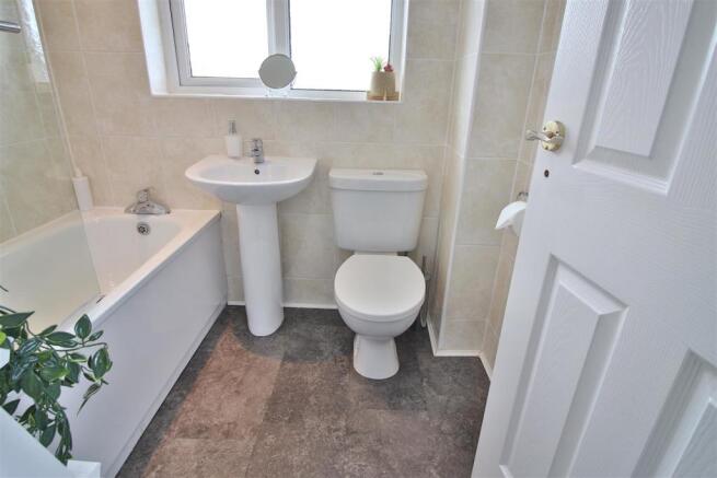 NairnCres_Bathroom_1.jpg