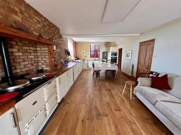 5 bed Detached for sale Image 12