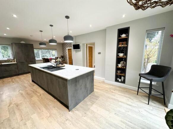 4 bed Detached for sale Image 10