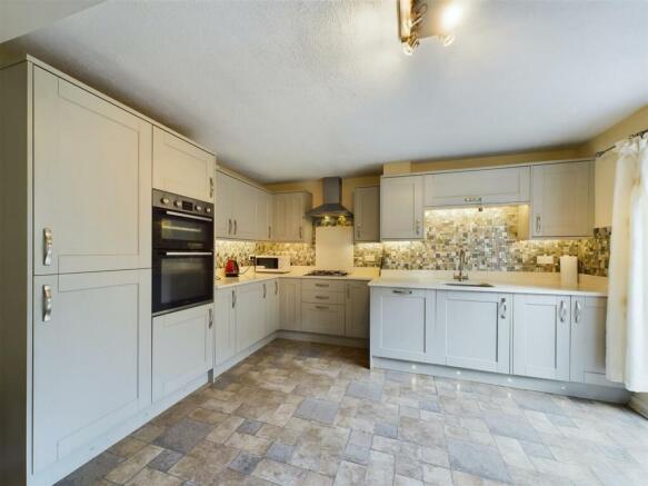 Kitchen 5.jpg
