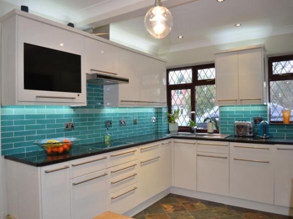 KITCHEN/BREAKFAST ROOM: