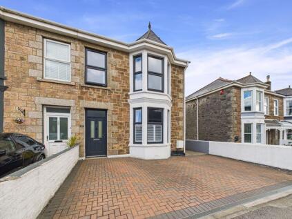 Pool, Redruth - A beautifully presented home